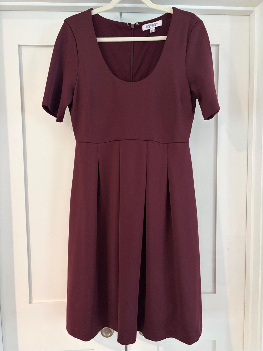 Badgley Mischika for Le Tote Burgundy Scoop Neck Pleated Scuba Dress Size 10